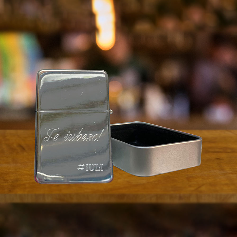 Bricheta tip Zippo argintie in cutie cadou metalica