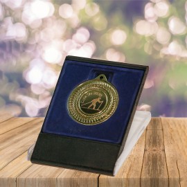 Medalie aurie gravata in cutie de plastic
