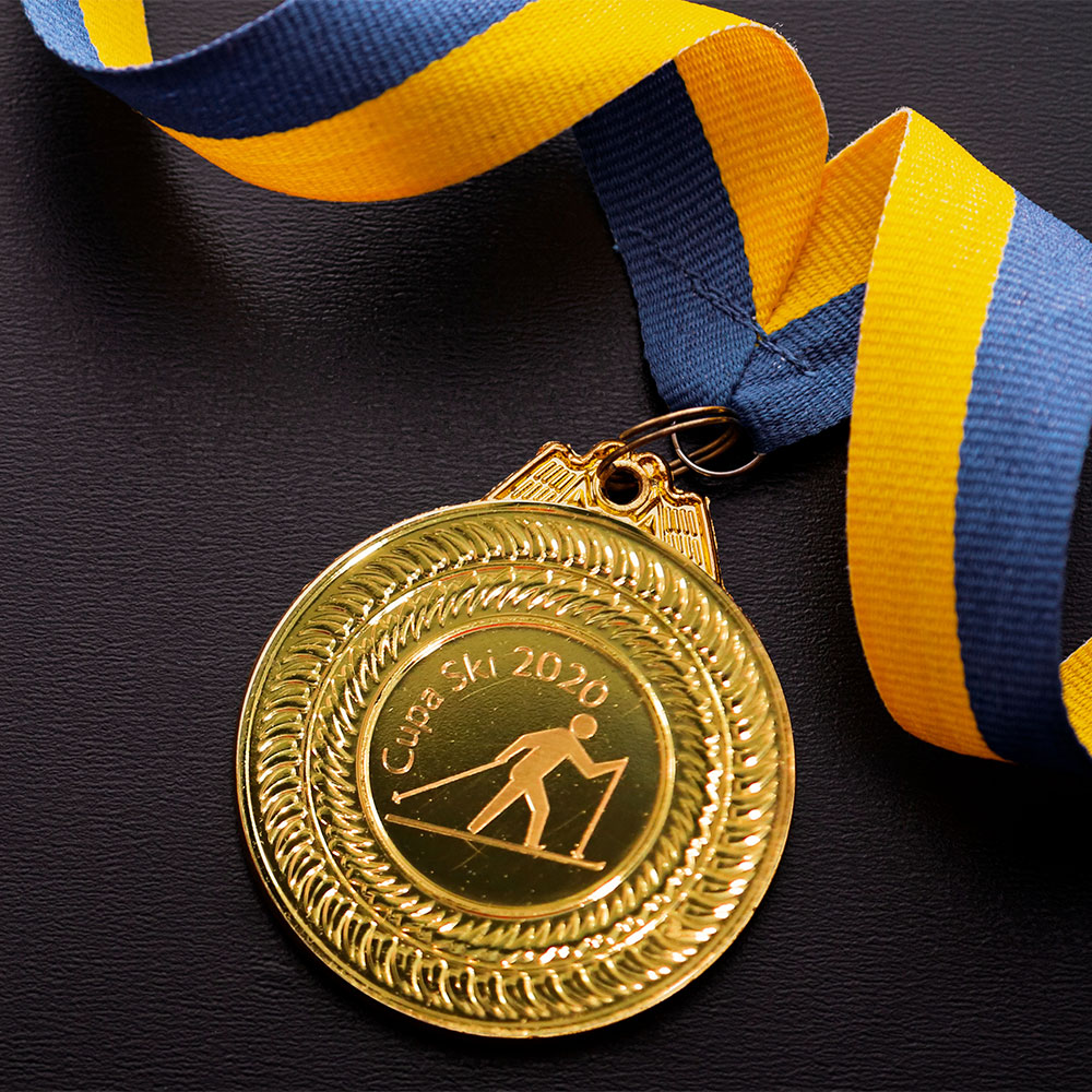 Medalie aurie gravata in cutie de plastic